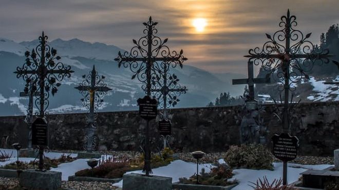 Caz șocant la Petroșani! Au încurcat morții: trupurile au ajuns la alte familii 