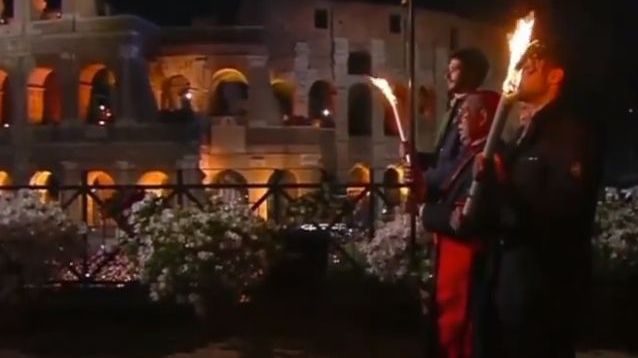 PAŞTELE CATOLIC. Mii de oameni pe Drumul Crucii! Procesiune emoționantă la Roma 