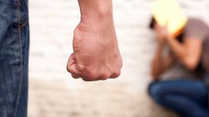 Bărbat care a pălmuit un elev chiar în şcoală, pus sub control judiciar 