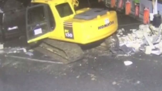Au furat bancomatul cu excavatorul