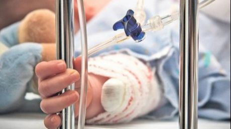 Tragedie. O fetiță de numai 3 ani, în comă după ce s-a strangulat într-un balansoar