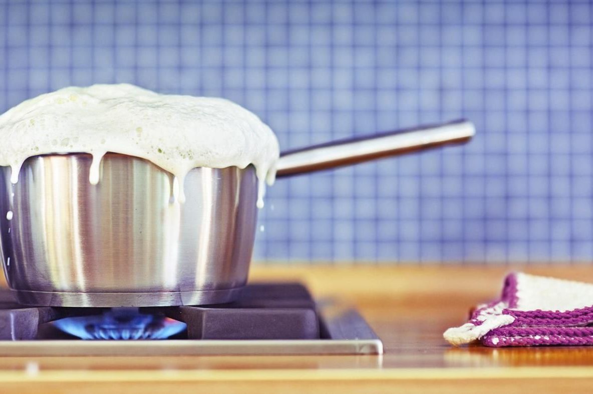 Detaliul pe care puțini îl știu despre lapte: de ce trebuie să-l fierbi înainte să-l consumi?