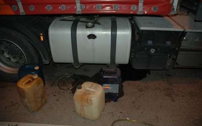 Opriți cu focuri de armă pe A1! Furau motorină din autotrenuri