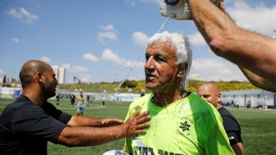 Cel mai bătrân fotbalist din lume. Joacă în campionat la 73 de ani!