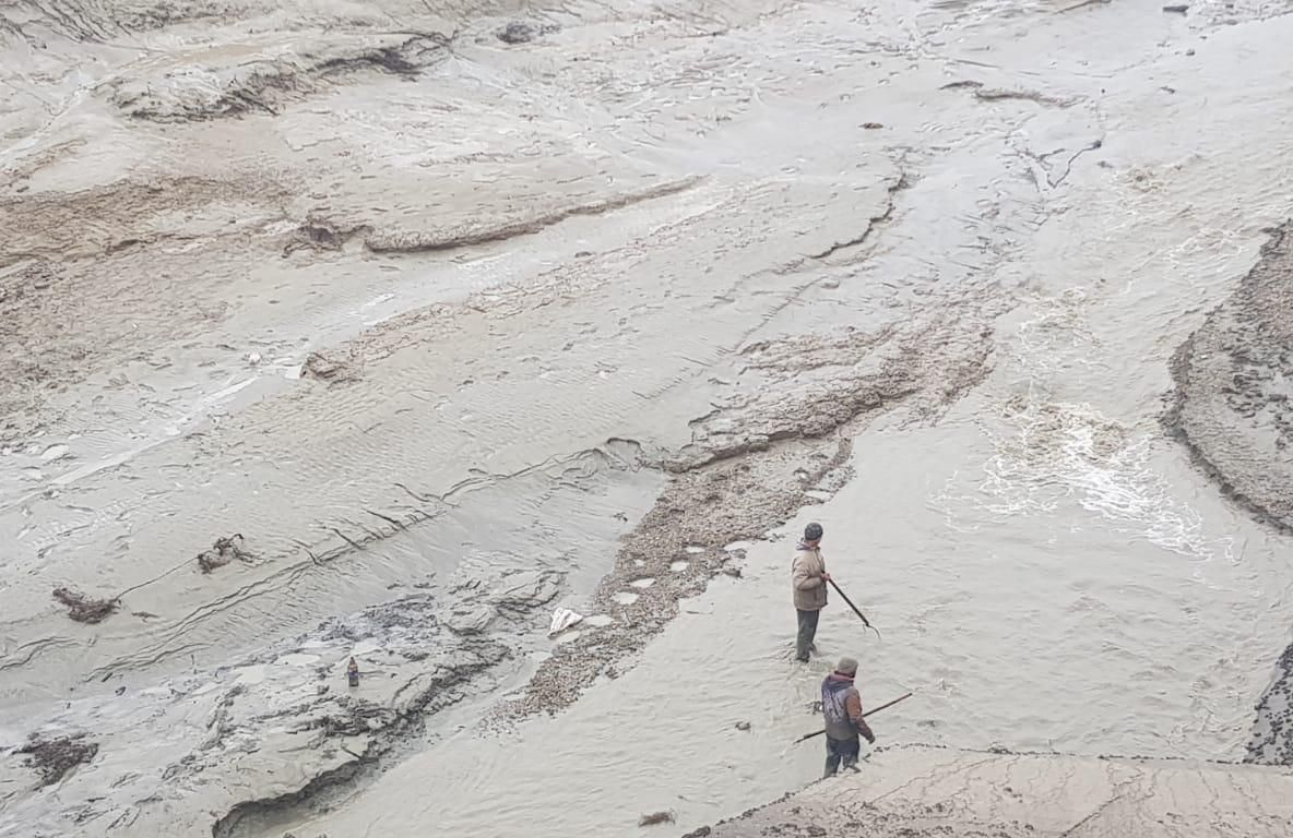 Pescuit cu furca în prima zi de prohibiție pe Lacul Galbeni din Bacău(Video)