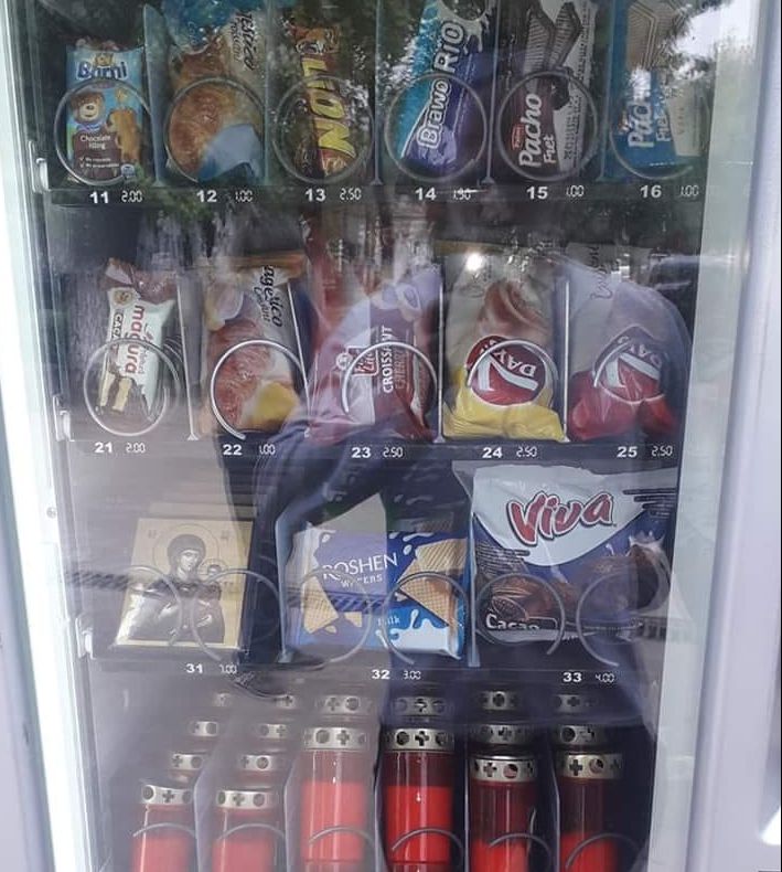 Icoane şi candele, vândute la tonomat