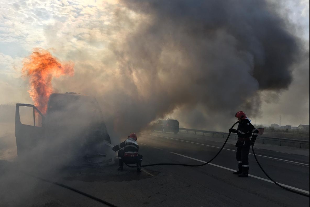 Incendiu de proporţii pe şoseaua de centură a Craiovei, pericol de explozie 