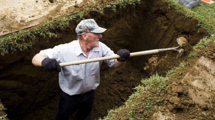 De ce sunt îngropați morții la 2 metri adâncime. Puțină lume știe asta