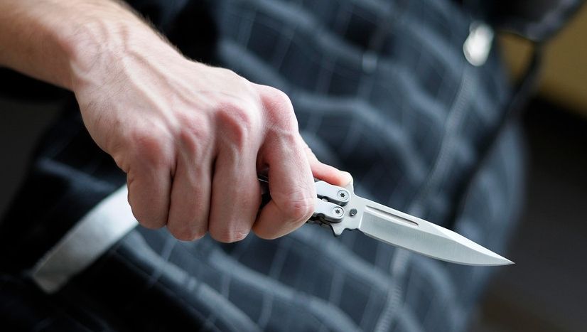 Incident VIOLENT în Capitală! Doi tineri au ajuns la spital după ce au fost ÎNJUNGHIAȚI lângă o școală. Motivul atacului - HALUCINANT