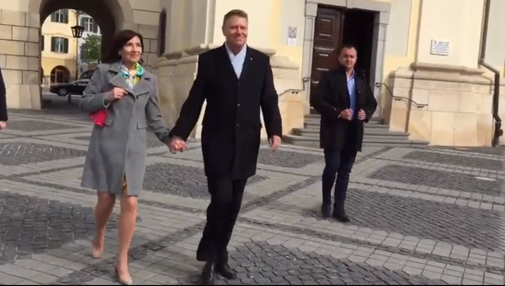 Mesajul Președintelui. Klaus Iohannis participă la slujba de Paște 