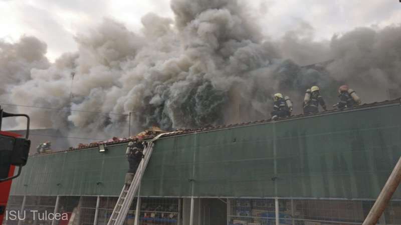 Incendiu de proporții la Tulcea. Peste 800 de metri pătrați dintr-un depozit au ars