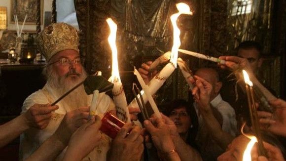 De ce se ia lumină de Paşte?