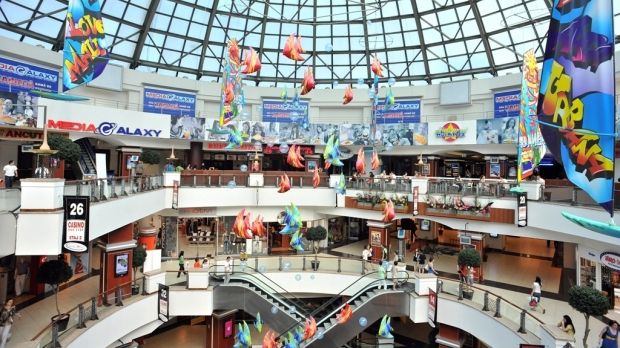 Măsuri drastice la mall-uri: patronii anunță că SUSPENDĂ contractele de muncă ale angajaților