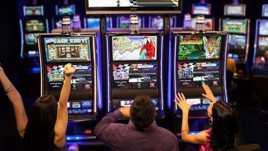 Un funcționar din Ministerul Sănătății a furat 1,4 milioane de euro și i-a pierdut la păcănele