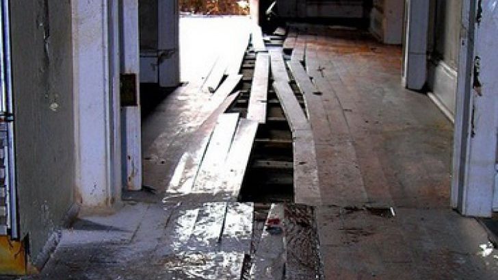 A început să renoveze casa, dar a înghețat când a scos pardoseala! Stătea acolo de 73 de ani! 