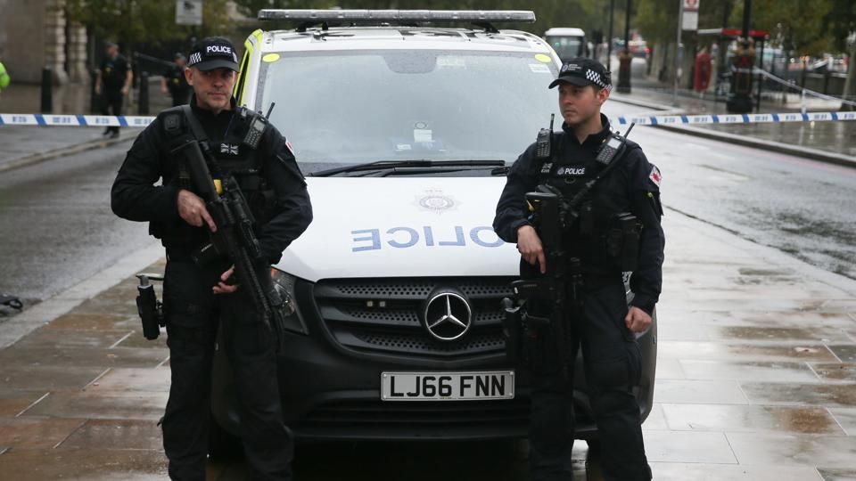 Bărbatul ce a lovit maşina ambasadoarei Ucrainei la Londra, internat într-un spital de boli mintale