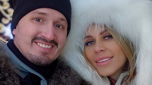 O preoteasă prea frumoasă l-a băgat în belele: ce a pățit preotul din cauza soției