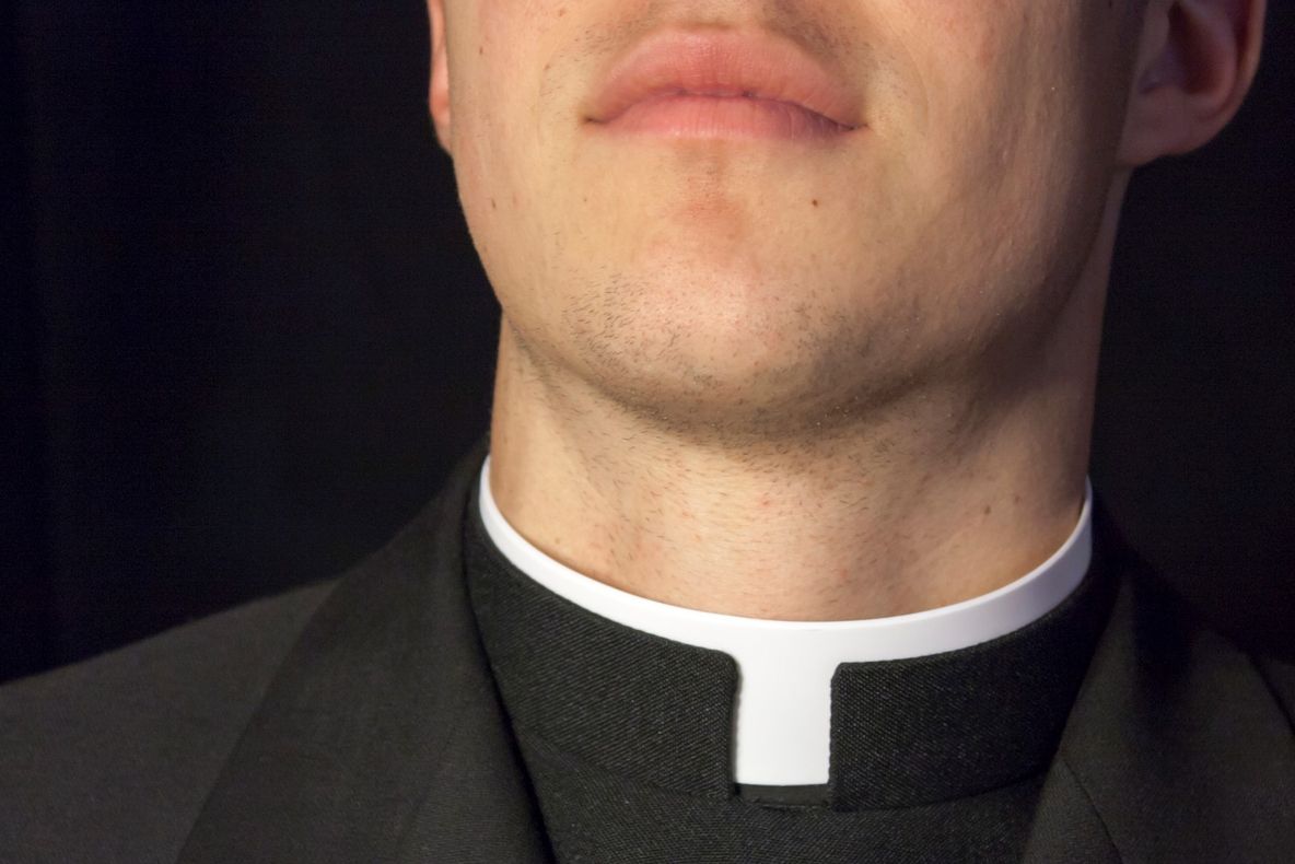 Scandalul monstru în inima Bisericii! Copilul unor români din Spania, abuzat sexual de un preot