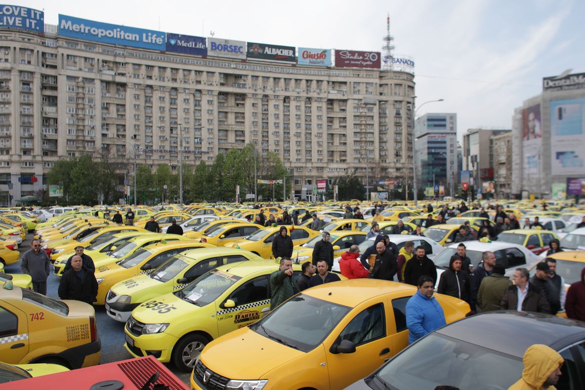 Taximetriștii blochează Bucureștiul. Autoturisme UBER atacate cu ouă în Piața Victoriei 