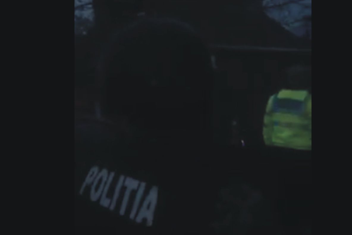 Scene halucinante în Noaptea de Înviere: S-a baricadat și i-a atacat pe polițiști cu toporul