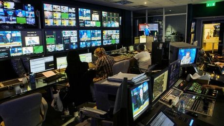 Realitatea TV, prima televiziune de știri din România.De-a lungul timpului, aspru sancţionată de CNA