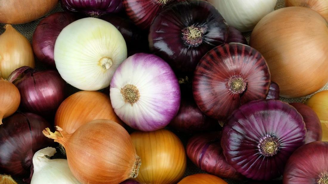 Țeapă cu ceapă! O româncă este dată în urmărire națională după ce a cumpărat produse în valoare de peste 120.000 de euro și nu a achitat 