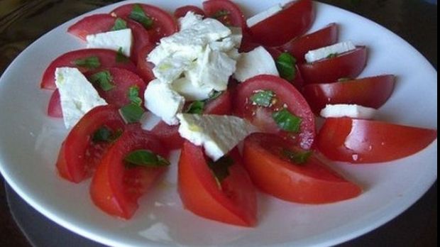 Brânza cu roşii, un deliciu. Însă... cât rău periculoasă este combinația de vară preferată? 