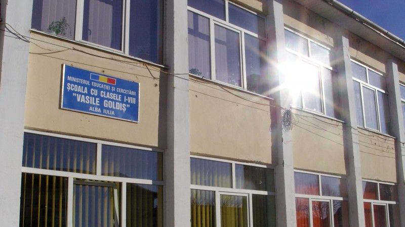 După ce a acuzat un elev că o spionează, o învățătoare încearcă mutarea acestuia în altă clasă