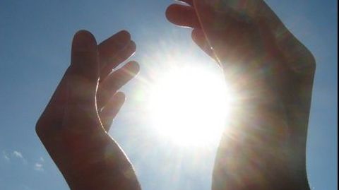 Soarele, doctorul de care nu știai. Ce face acesta pentru sănătatea ta 