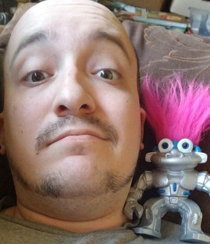 S-a îndrăgostit de jucărie și o va cere și în căsătorie