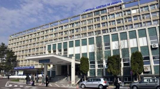 Angajații spitalului premiat de Iohannis primesc un salariu în plus
