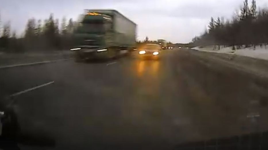 Momentul cumplit în care un Logan e spulberat de un TIR, filmat chiar din interiorul mașinii