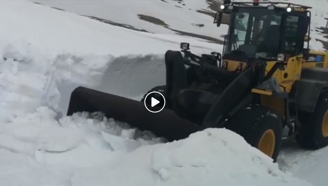 Imagini ireale de pe Transalpina, la sfârșit de iarnă - VIDEO