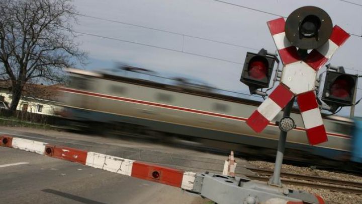Un tânăr de 18 ani, călcat de tren în Voluntari. Băiatul vorbea la telefon în momentul impactului