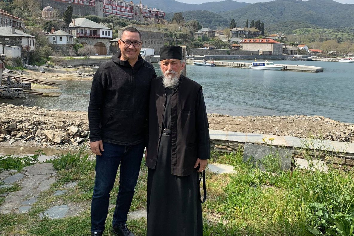 Victor Ponta caută ajutor divin la Muntele Athos