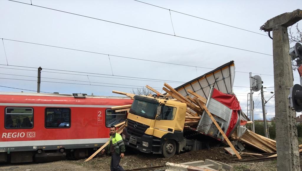 Un TIR ajuns pe calea ferată, izbit de un tren de pasageri, în Bistrița. Mai mulți răniți