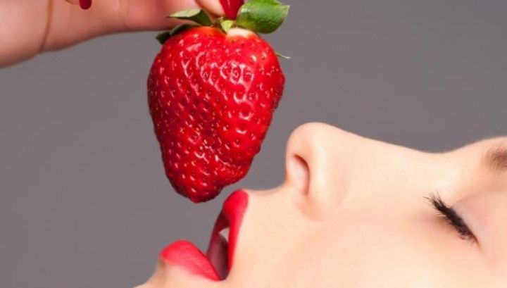 Arunci codiţele de la căpşuni? Ar trebui să le mănânci. Iată de ce!