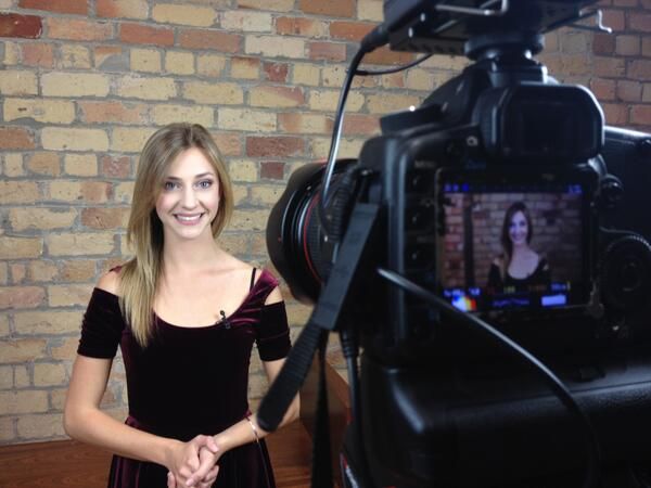 Prezentatoarea TV care a fost dată afară de la piscină din cauză că era "prea" dezbrăcată!