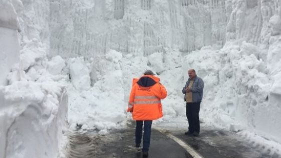 Zăpadă cât casa în ultima zi din aprilie, în România. Și minus 6 grade Celsius