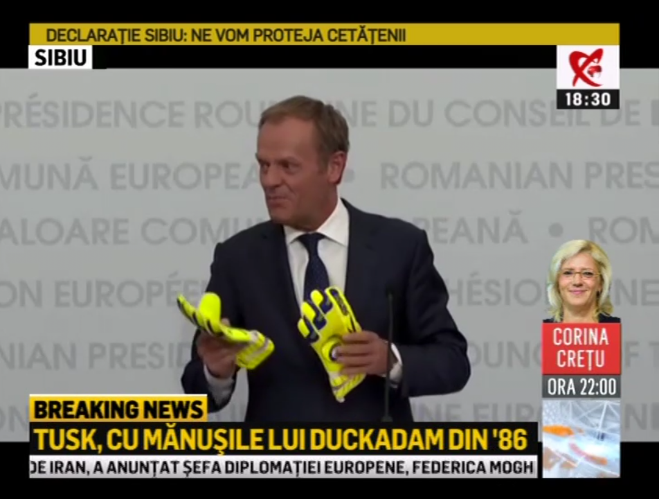 Donald Tusk a arătat ce cadou i-a făcut marele Helmuth Duckadam