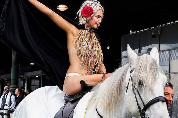 S-a plimbat dezbrăcată pe un cal în centrul orașului, dar nimeni nu i-a acordat atenție