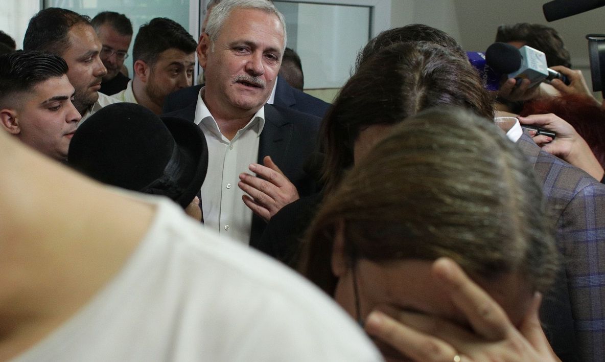 Imagini de senzație cu Liviu Dragnea, la coadă la vot. "Fiecare e cu treaba lui" 