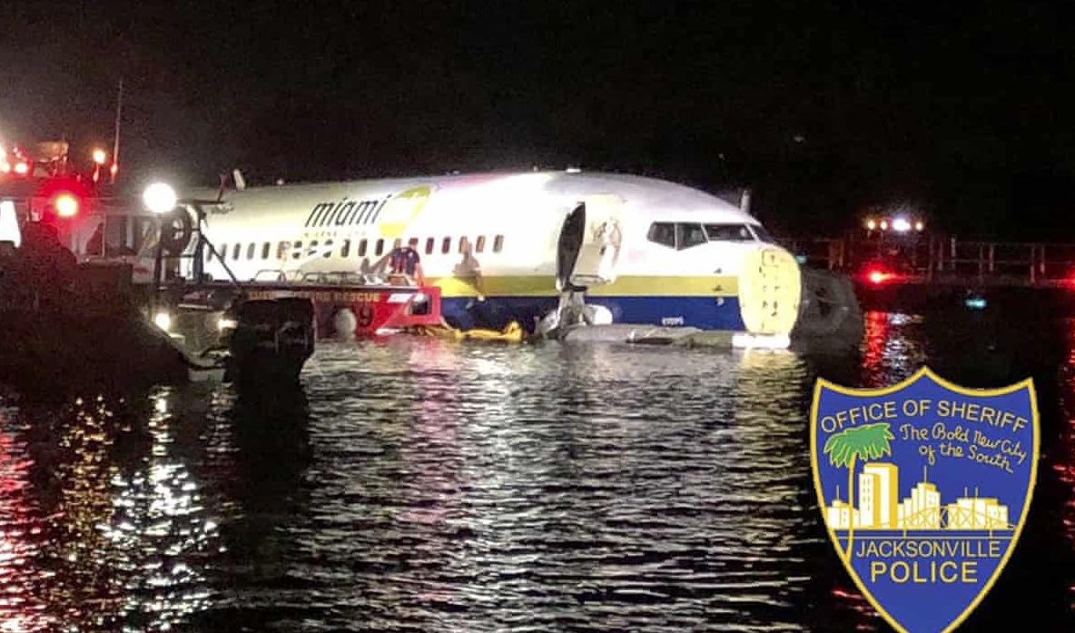 La un pas de catastrofă. Un avion cu 143 de oameni la bord a ajuns într-un râu