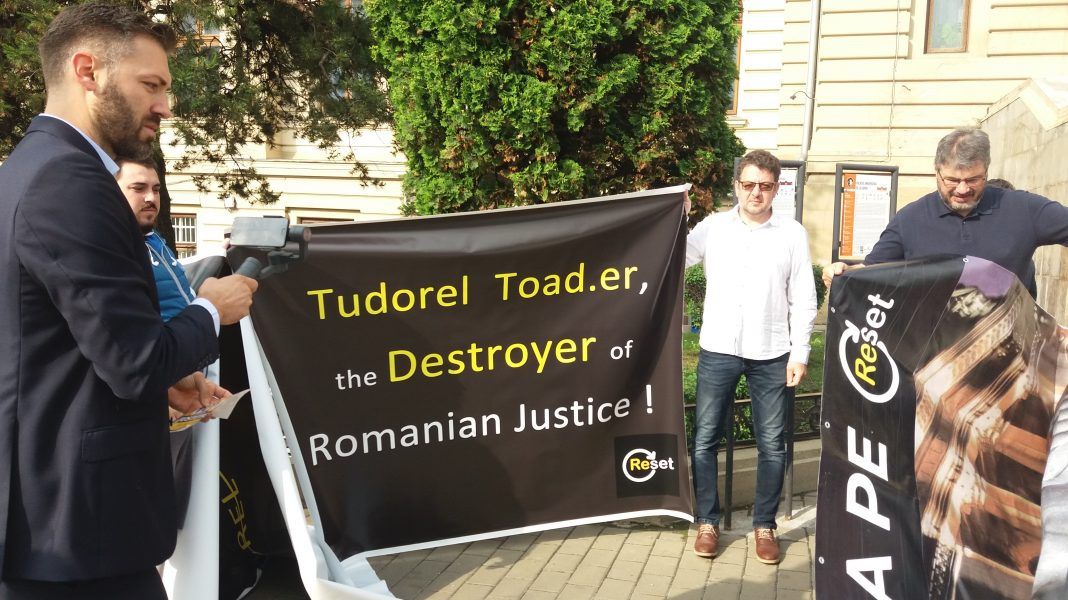Protest inedit față de Tudorel Toader în fața Universității „Al.I. Cuza”, din Iași