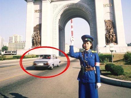 Dacia 1310 rară, care circulă stingheră pe străzile goale din Coreea de Nord