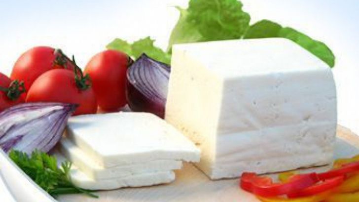 Roşii cu brânză. Nutriţioniştii spun, în sfârşit, adevărul despre această combinaţie