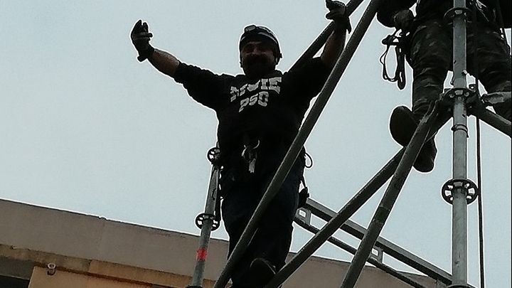 Mesaj anti-Dragnea afișat de cei care montează scena mitingului PSD la Iași