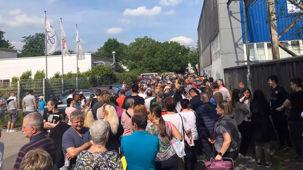 Europarlamentare 2019. Imagini INCREDIBILE. Mii de oameni stau la cozi infernale 