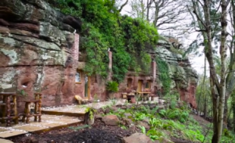 A cheltuit 230.000$ ca să fie "omul cavernei" şi a sculptat casa într-o peşteră de 700 de ani