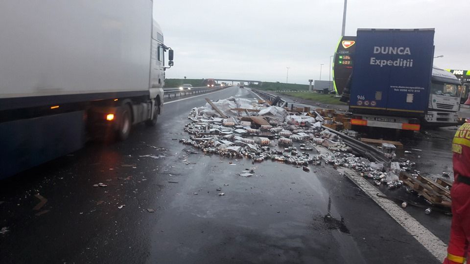 A1 spălată cu bere! Tone de alcool s-au scurs pe autostradă în urma unui accident